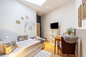 Iron/ironing board, WiFi, bed sheets, wheelchair access