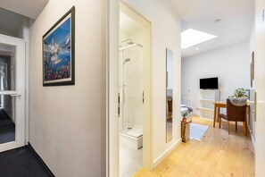 Iron/ironing board, WiFi, bed sheets, wheelchair access