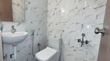 Deluxe Room | Bathroom | Shower, free toiletries, towels, soap