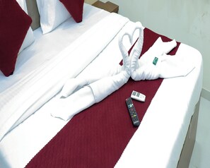 Premium bedding, free WiFi, bed sheets - Hotel Devanshri Rooms & Restaurant (Pen)