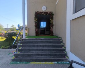 Property entrance - Hotel Devanshri (Pen)