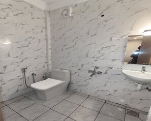 Quarto luxo | Banheiro | Chuveiro, produtos de toalete grátis, toalhas de banho, sabonete