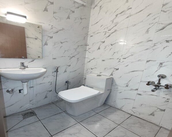 Deluxe Room | Bathroom - Hotel Devanshri (Pen)