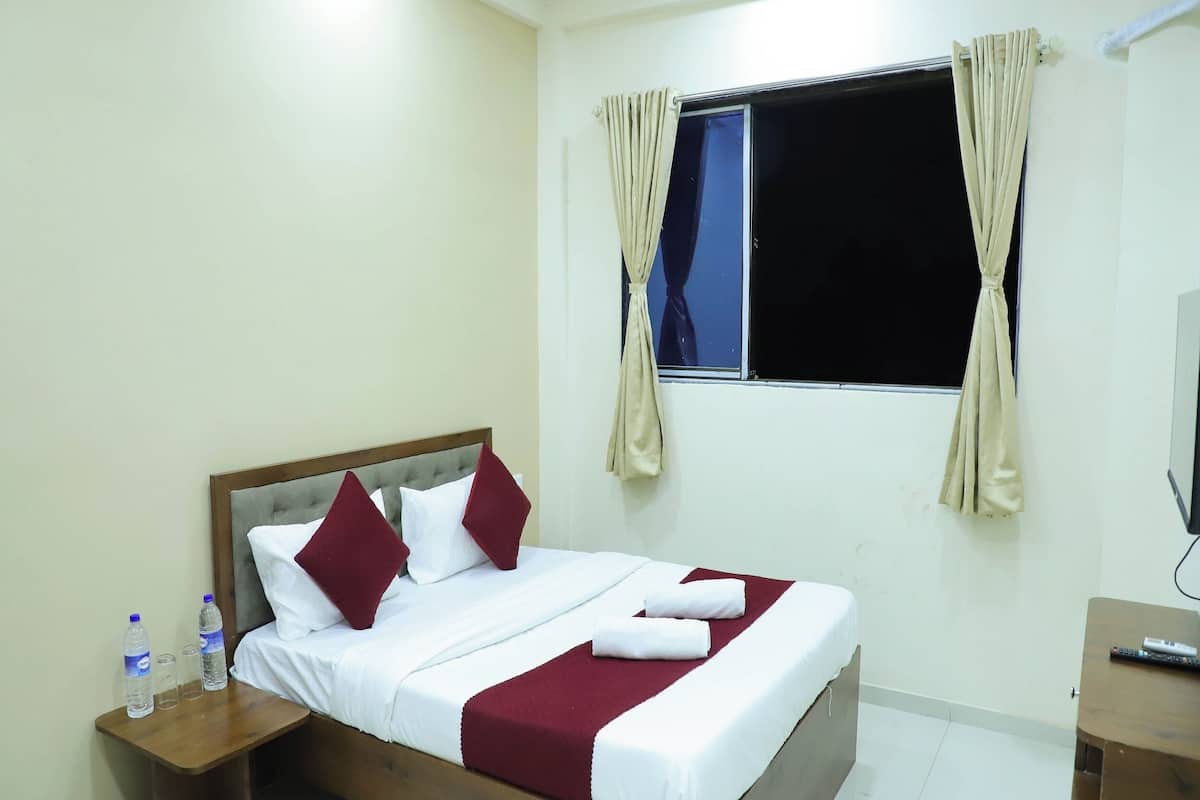 Premium bedding, WiFi (free), bed sheets