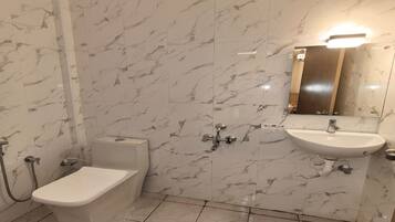 Deluxe Room | Bathroom | Shower, free toiletries, towels, soap