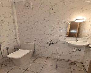 Deluxe Room | Bathroom | Shower, free toiletries, towels, soap