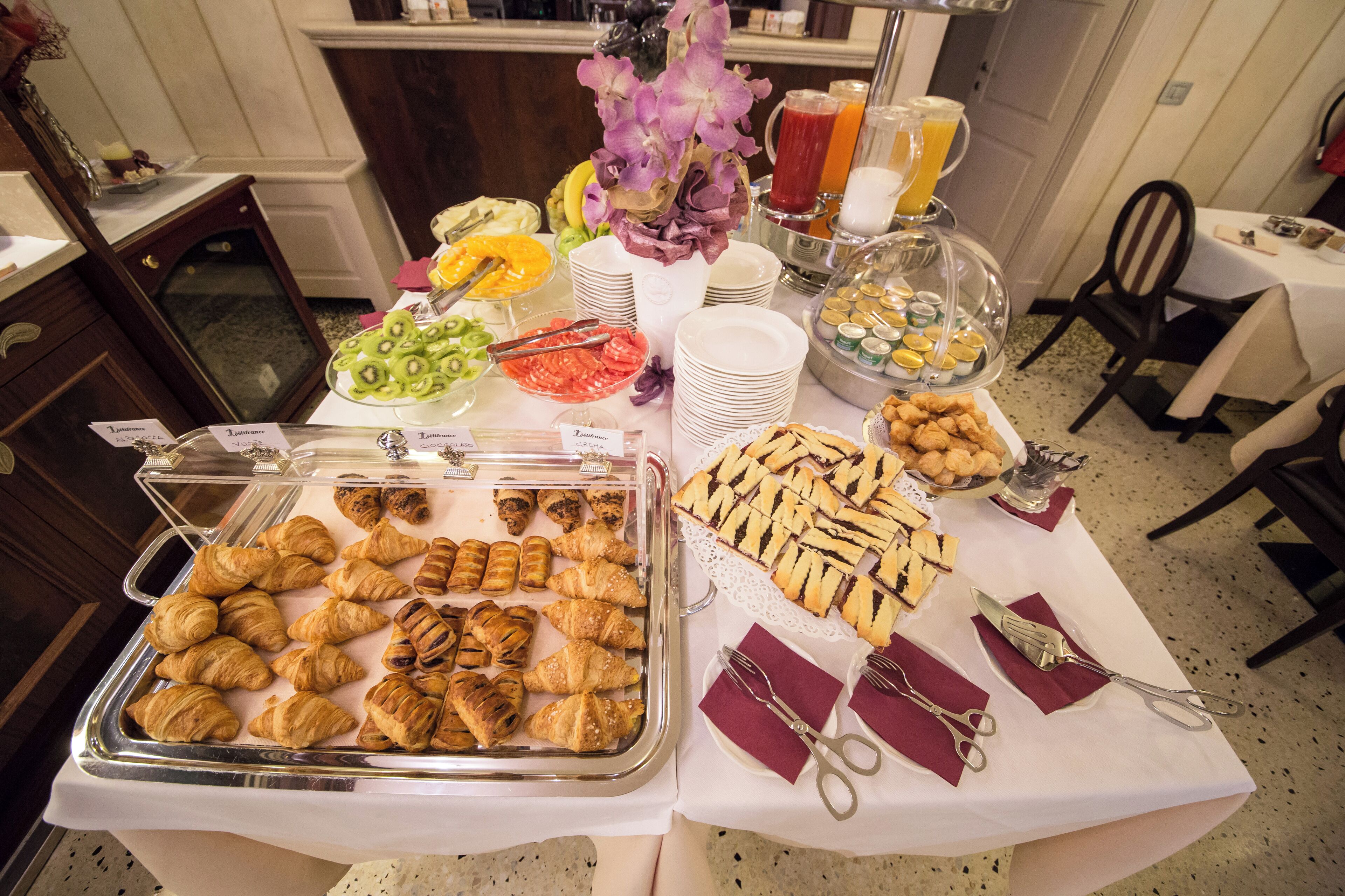 Tägliches Frühstücksbuffet (14 EUR pro Person)