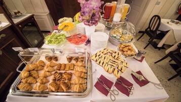 Tägliches Frühstücksbuffet (14 EUR pro Person)