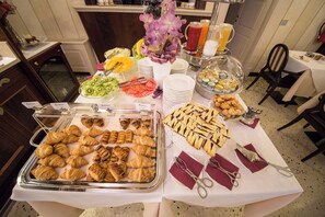 Tägliches Frühstücksbuffet (14 EUR pro Person)