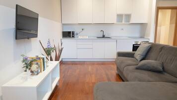 Studio, 1 Queen Bed with Sofa bed, Non Smoking, Private Bathroom | Private kitchen | Full-size fridge, oven, stovetop, cookware/dishes/utensils