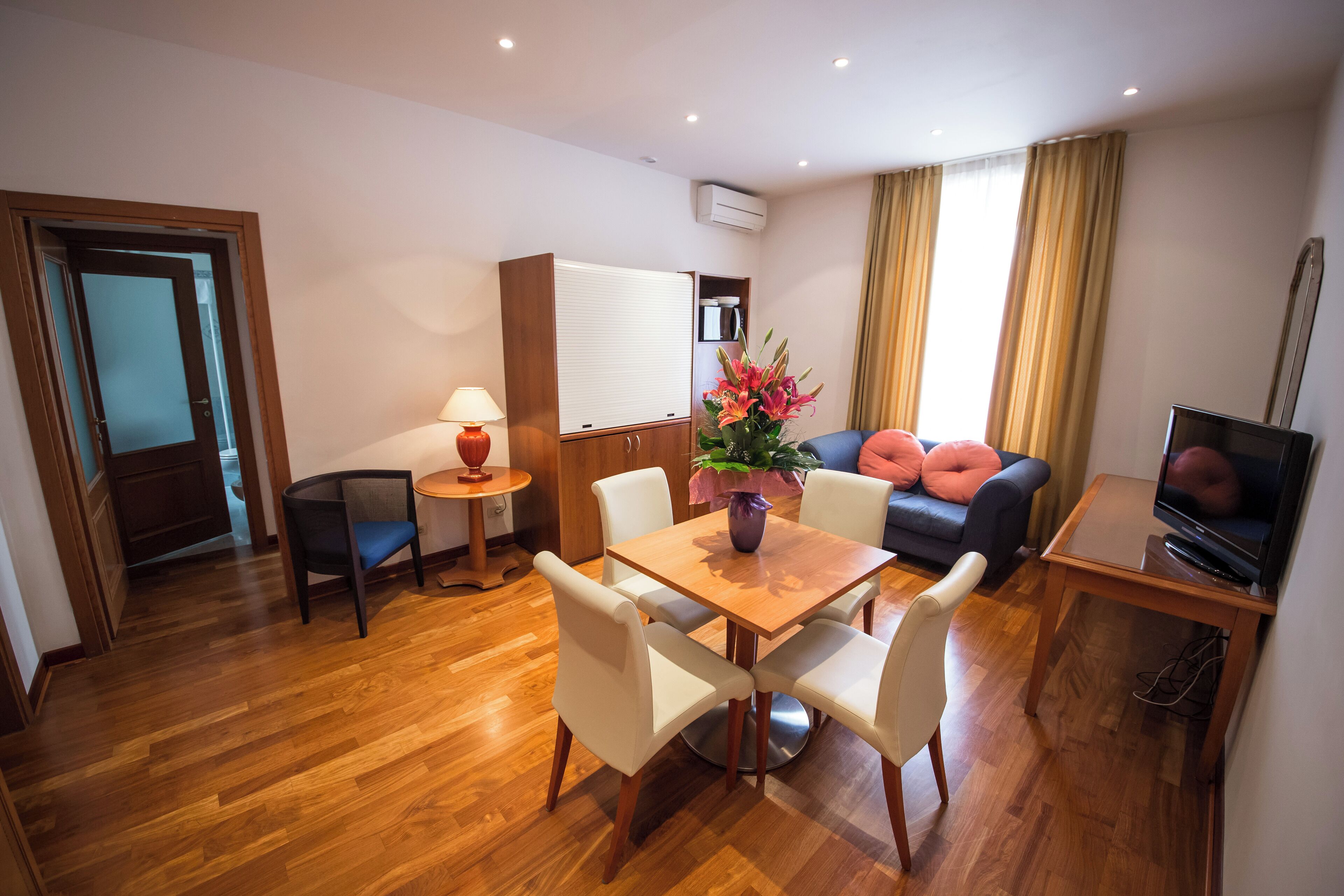 Monolocale, 1 letto queen con divano letto, non fumatori, bagno privato | Area soggiorno | Stampante