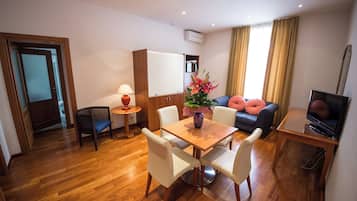 开间, 1 张大床和 1 张沙发床, 无烟房, 私人浴室 | 起居区 | 打印机