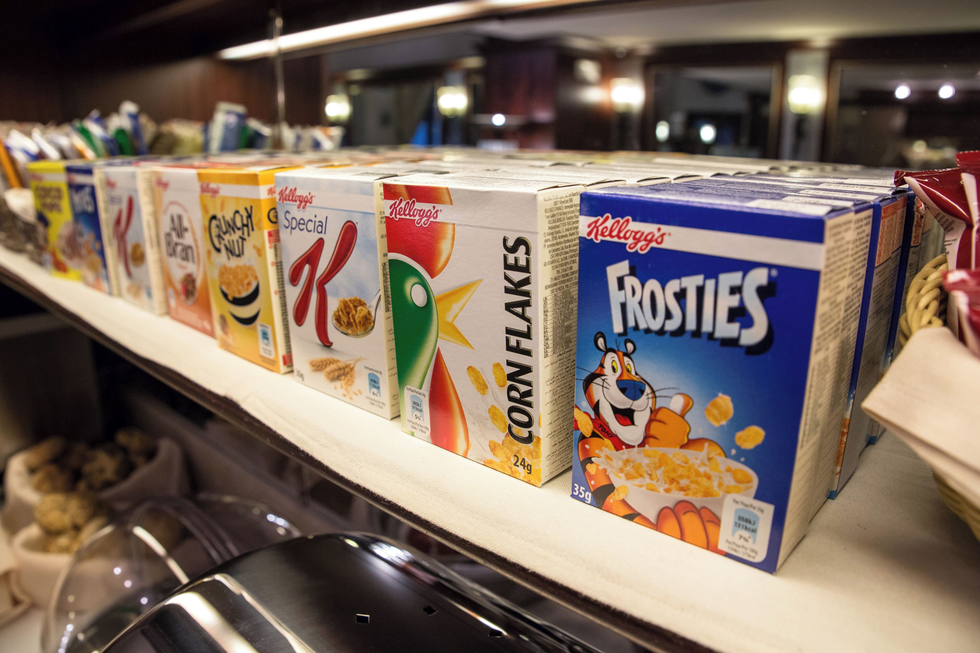 Pasillo con cereales de diversas marcas y sabores en un supermercado.