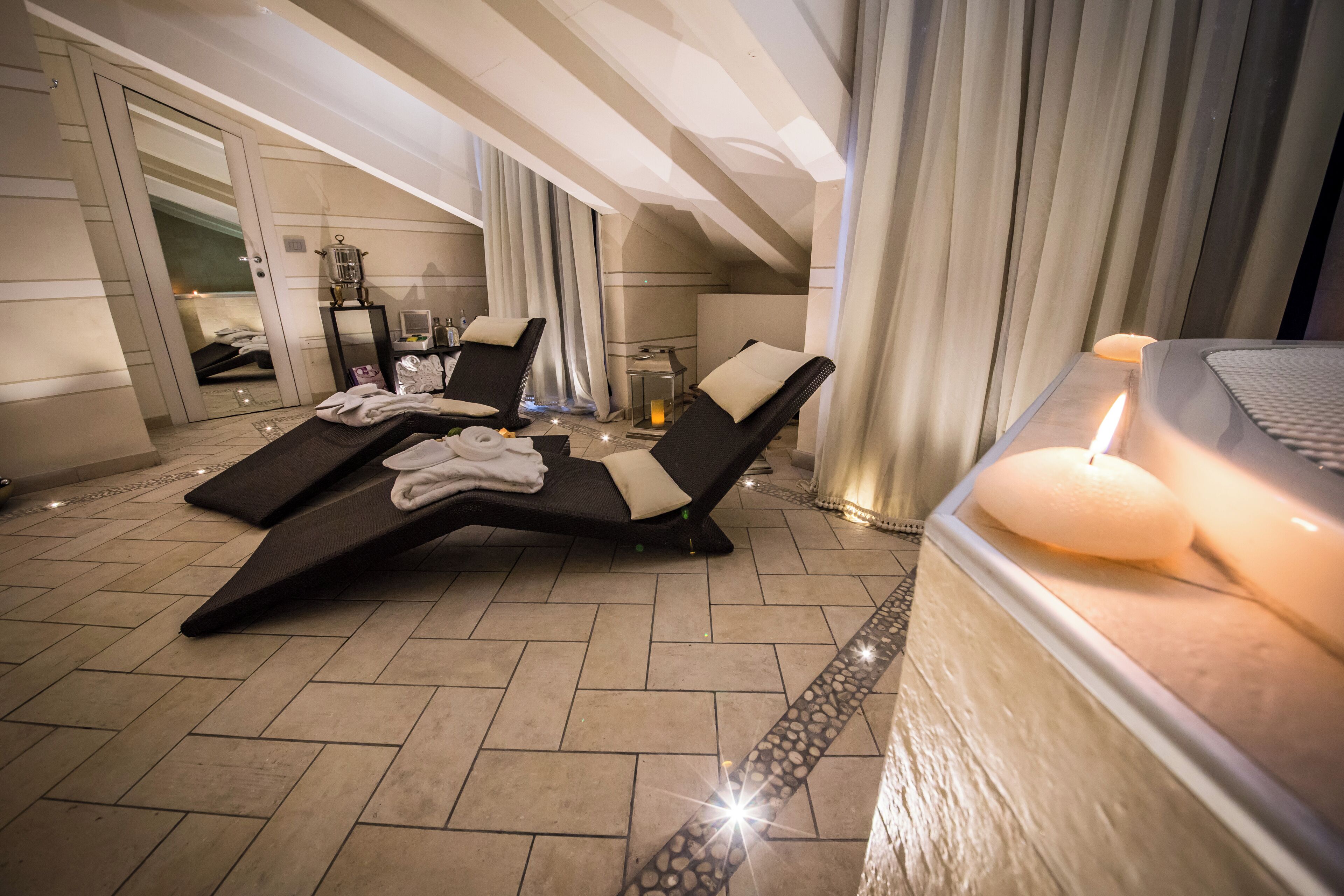 Sauna seca, banheira de hidromassagem