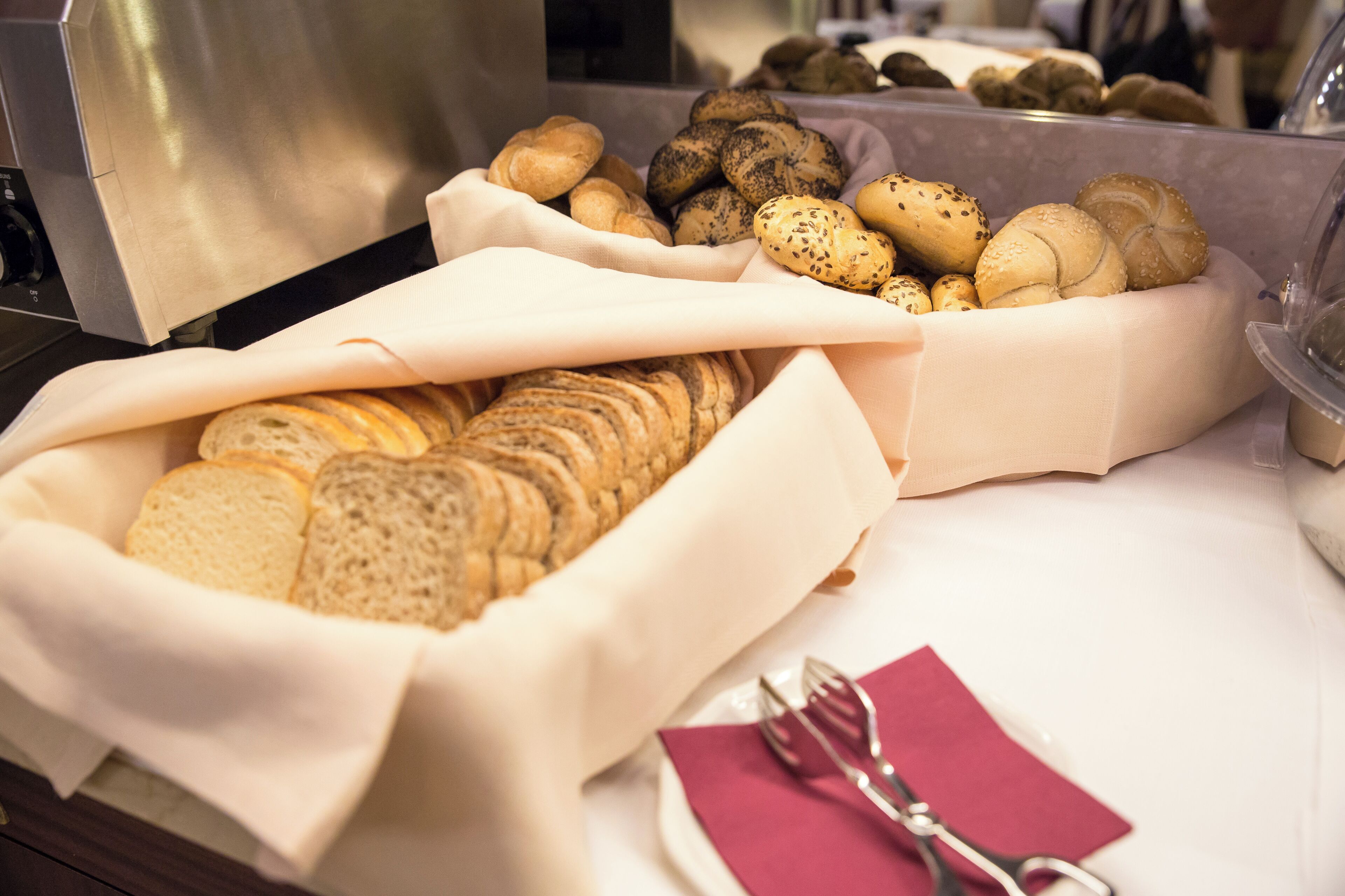 Un tavolo con una varietà di pane e dolci.