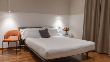 Studio, 1 Queen Bed with Sofa bed, Non Smoking, Private Bathroom | Iron/ironing board, free WiFi