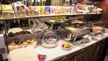 Se ofrece un desayuno bufé (14 EUR por persona)