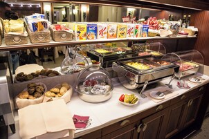 Colazione a buffet, servita tutte le mattine (14 EUR a persona) 