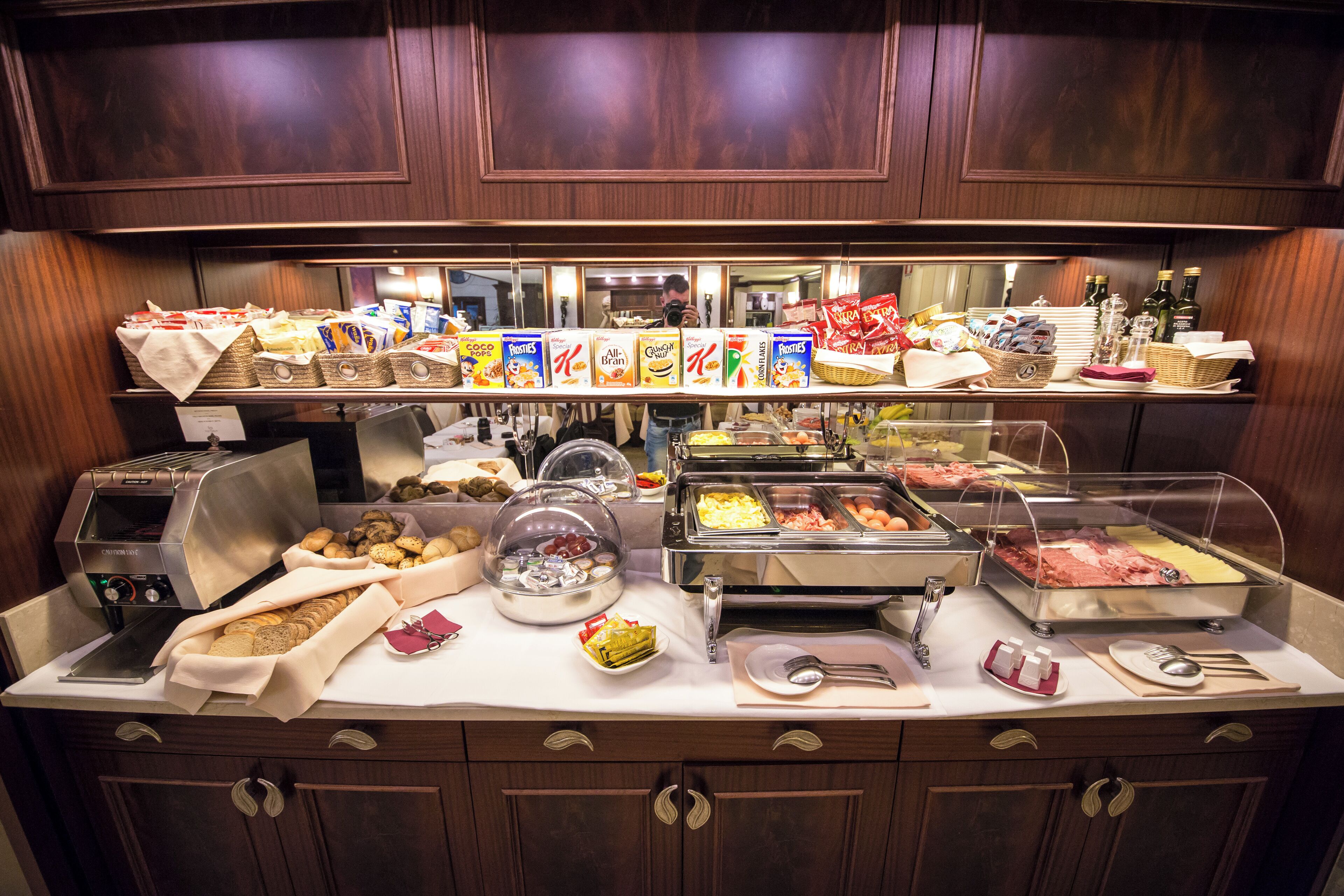 Tägliches Frühstücksbuffet (14 EUR pro Person)