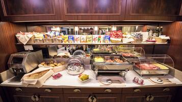TĂ€gliches FrĂŒhstĂŒcksbuffet (14 EUR pro Person)