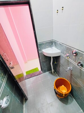 Slippers, towels, soap - Tirupati Yatri Nivas (Aundha Nagnath)