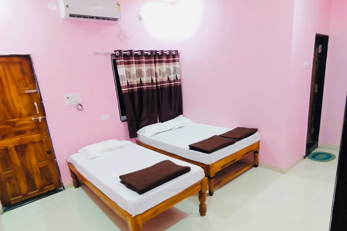 Deluxe Double or Twin Room, Balcony | Desk, laptop workspace