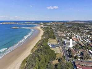 Beach nearby - Ground floor quiet garden balcony heated pool @223 (Coffs Harbour)