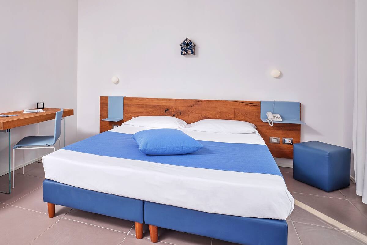 خزنة داخل الغرفة وواي فاي مجانًا