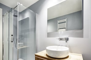 Een douche, een regendouche, een haardroger, een bidet
