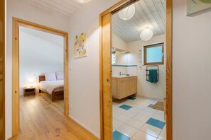 Een strijkplank/strijkijzer, wifi, beddengoed
