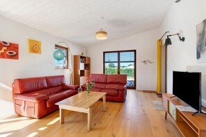 Een televisie en een open haard