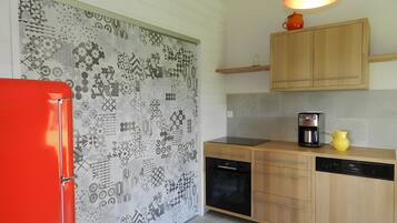 Een koelkast, een magnetron, een oven, een kookplaat