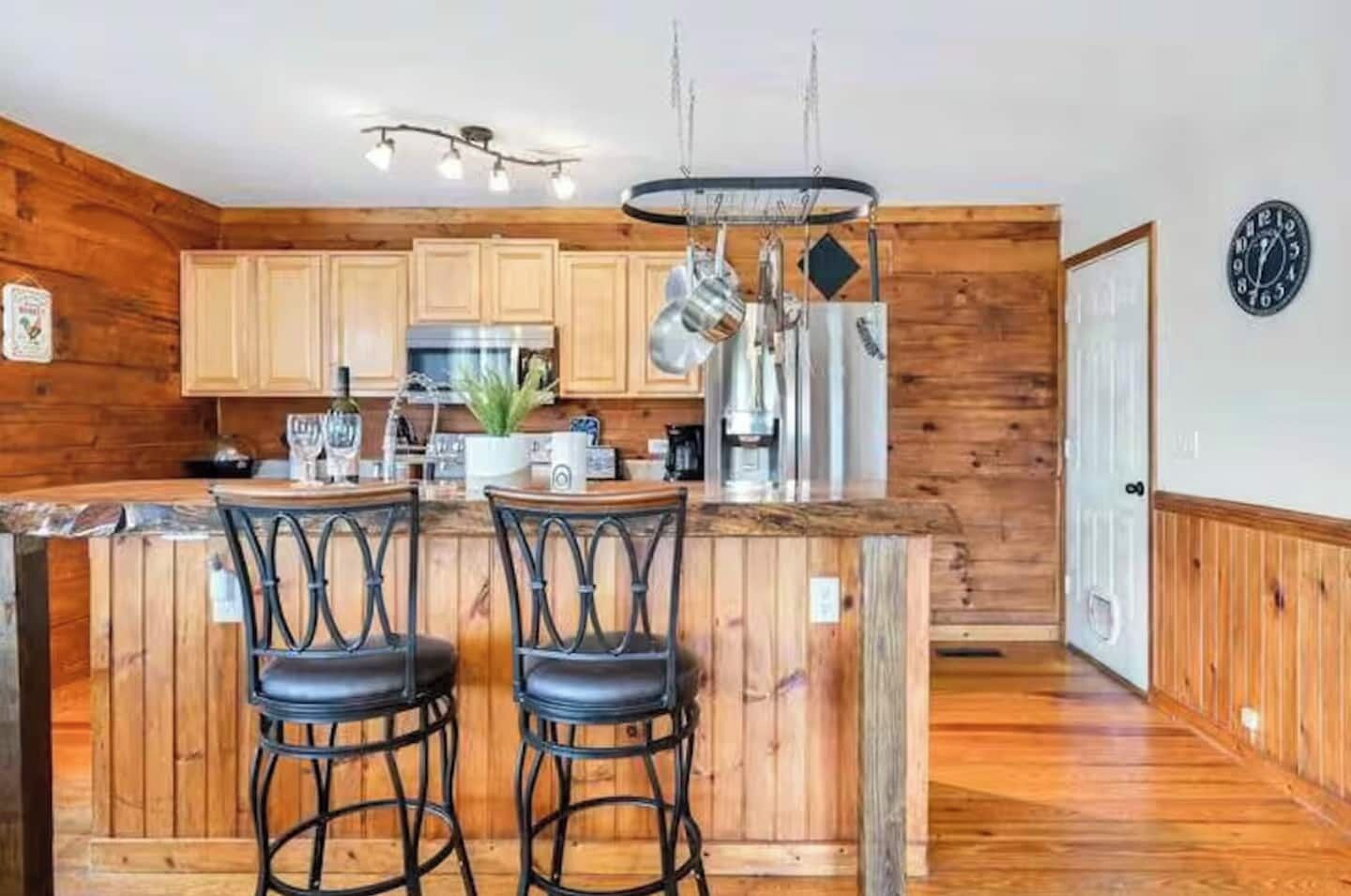 Kühlschrank, Mikrowelle, Wasserkocher mit Kaffee-/Teezubehör, Hochstuhl