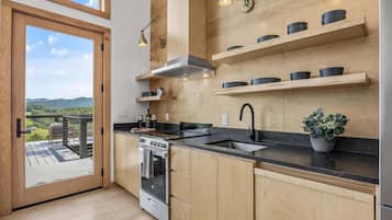 Kjøleskap, mikrobølgeovn, kokeplater og oppvaskmaskin