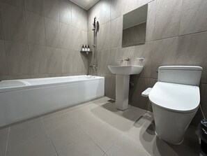 Deluxe Room, 1 King Bed, Non Smoking, Pets not allowed | Bathroom