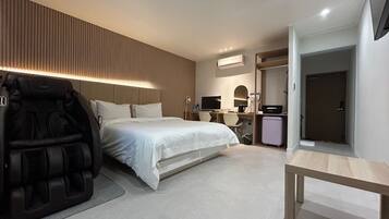 Deluxe Room, 1 King Bed, Non Smoking, Pets not allowed | Free WiFi