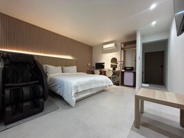 Deluxe Room, 1 King Bed, Non Smoking, Pets Not Allowed | WiFi (free)