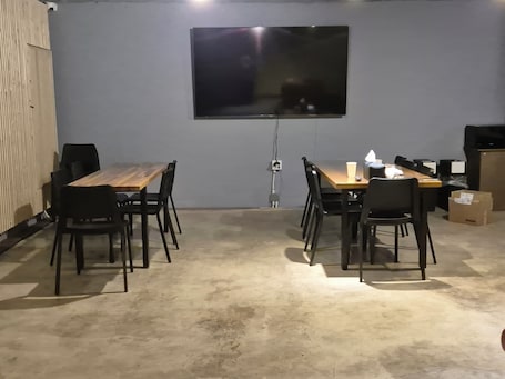 Free self-serve breakfast on weekdays