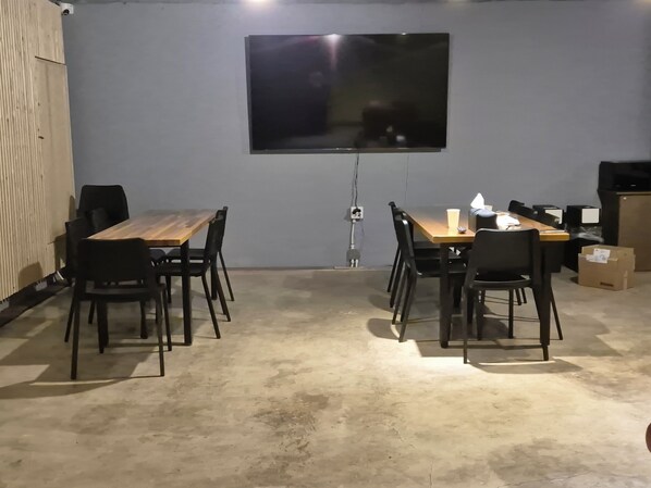 فطور قائم على الخدمة الذاتية مجانًا في أيام الأسبوع