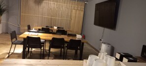 فطور قائم على الخدمة الذاتية مجانًا في أيام الأسبوع