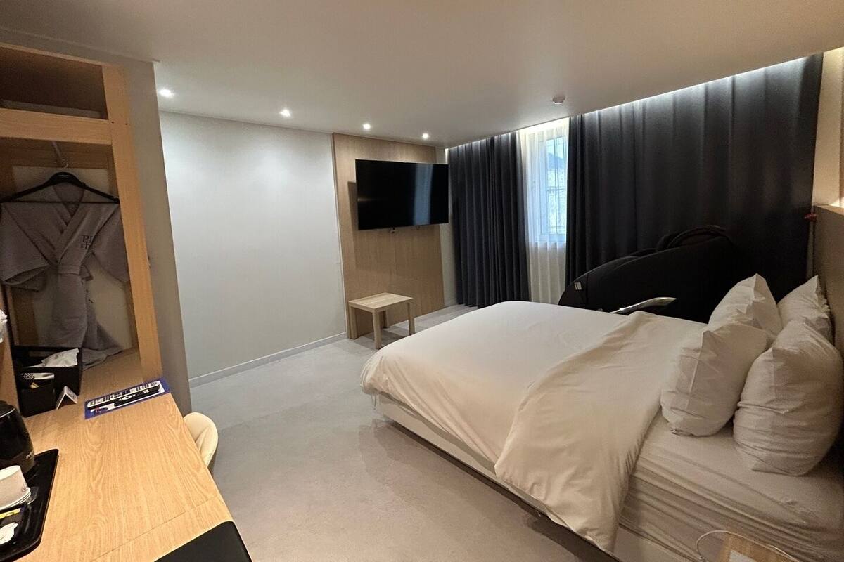 デラックス ルーム キングベッド 1 台 禁煙 ペット不可 | WiFi (無料)