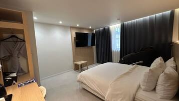 Deluxe Room, 1 King Bed, Non Smoking, Pets Not Allowed | Free WiFi