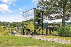 Property grounds - Elevated Invisible Cabin by 5 Seasons Homestays (Marshall)