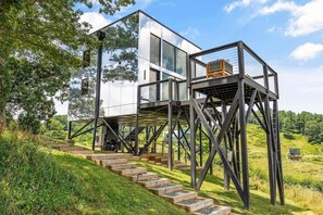 Exterior - Elevated Invisible Cabin by 5 Seasons Homestays (Marshall)