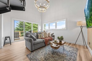 TV - Grounded Invisible Cabin by 5 Seasons Homestays (Marshall)