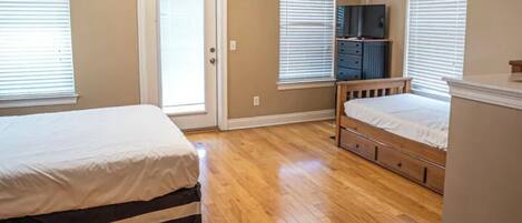 Tabla de planchar con plancha, wifi y ropa de cama