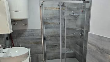 Ducha, artículos de tocador gratuitos, secador de pelo, toallas