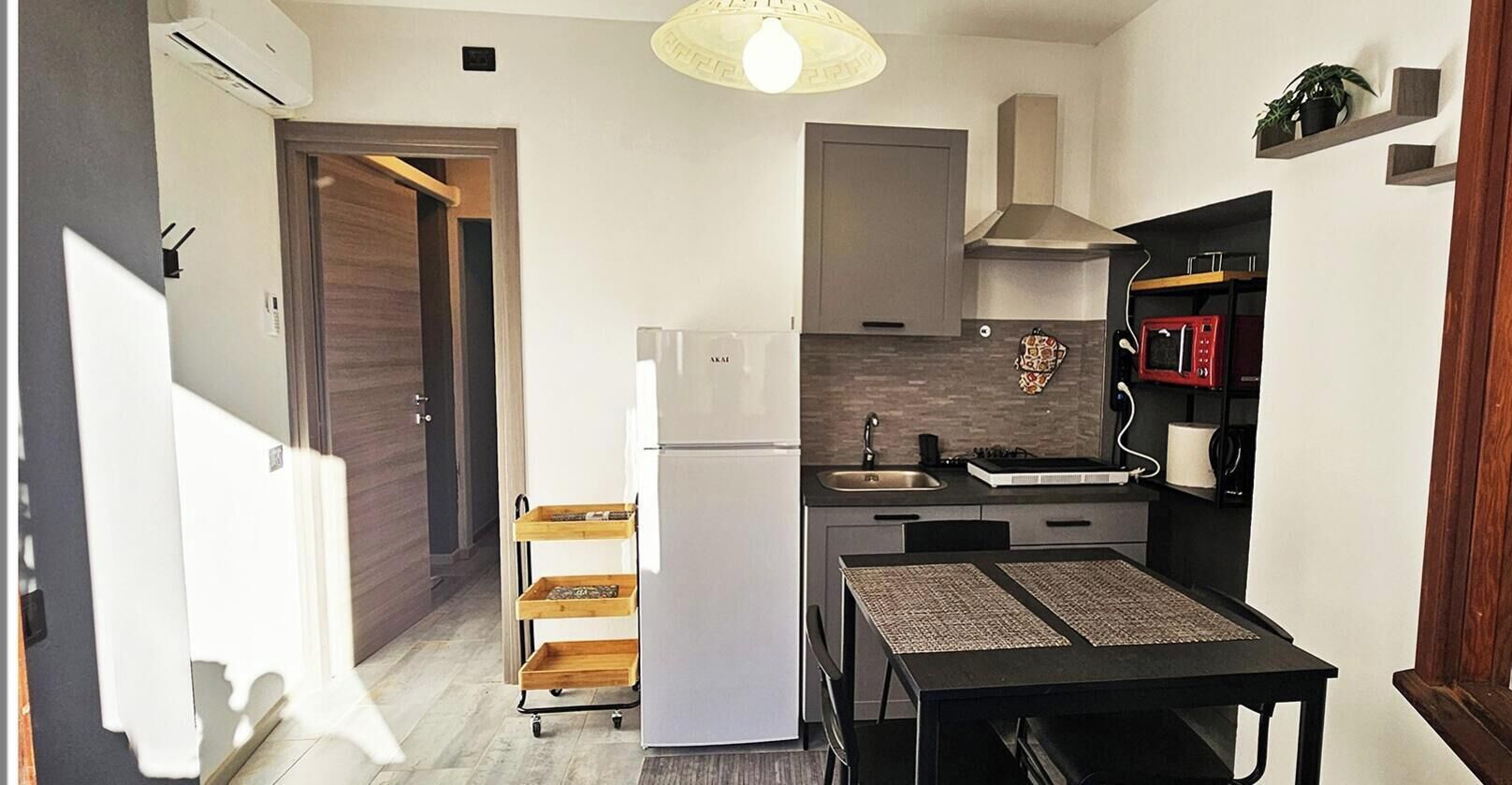 Kühlschrank, Mikrowelle, Ofen, Herdplatte