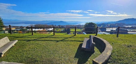 Unterkunftsgelände. Ferienhaus 'Romantic Retreat On The Lake' mit Seeblick, WLAN und Klimaanlage