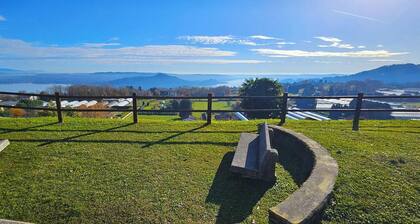 Romantic Retreat On The Lake – Lake View, Wi-Fi & Air Conditioning